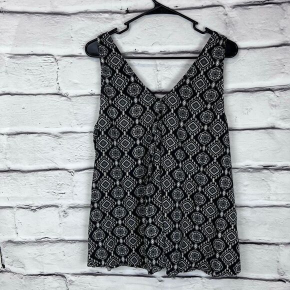 Torrid Black & White Geo Print Sleeveless V-Neck Blouse Top Size 1 - Picture 7 of 8